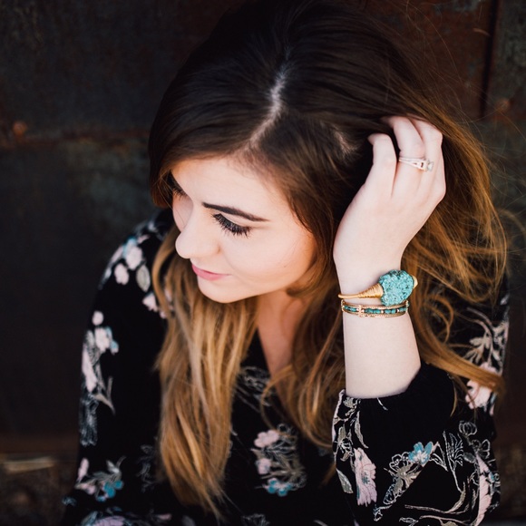 Meet your Posher, Alexis - Picture 1 of 2